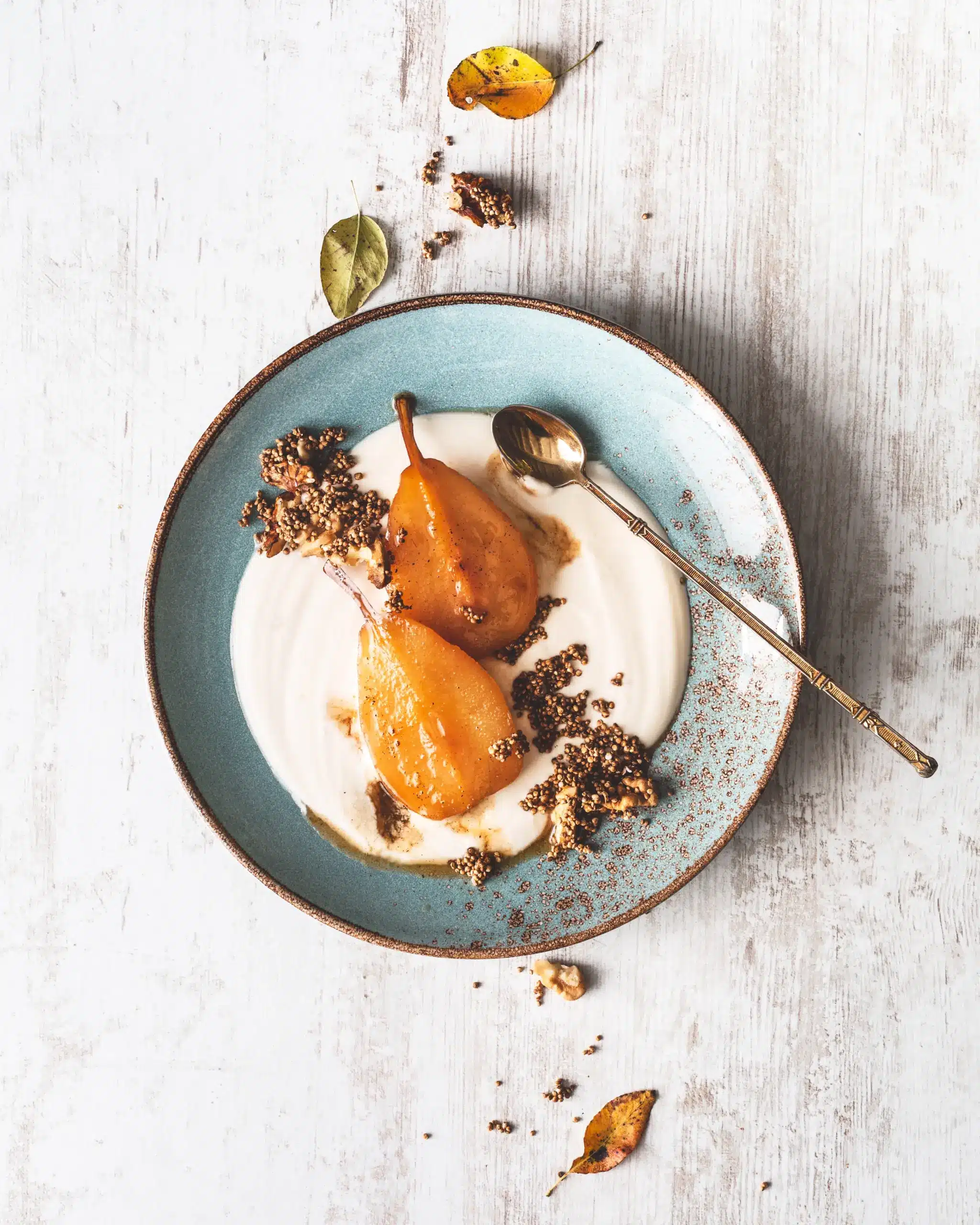 Geroosterde peren à l’ancienne met Luikse stroop, dessert gepresenteerd op een bord