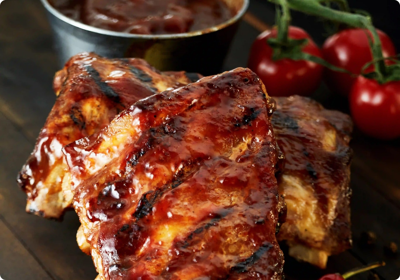 Spare ribs geglaceerd met Luikse stroop, gekarameliseerd vlees gepresenteerd op een houten plank