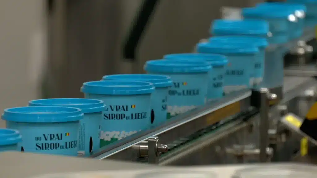 Pots de Sirop de Liège alignés sur la chaîne de production