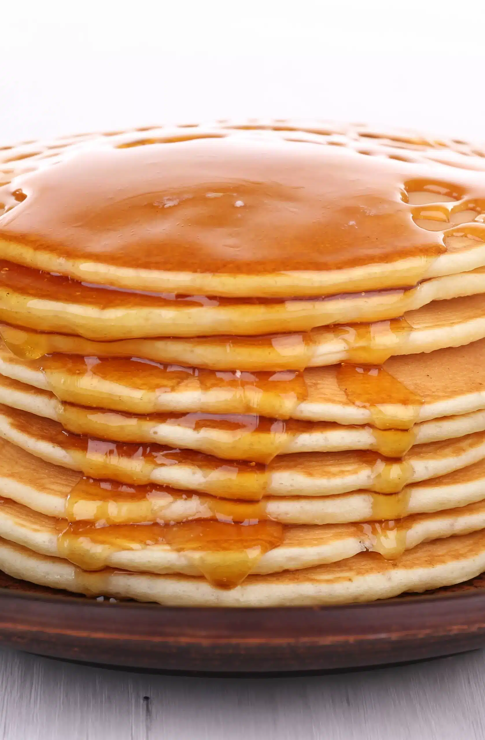 Stapel dikke, goudbruine pannenkoeken