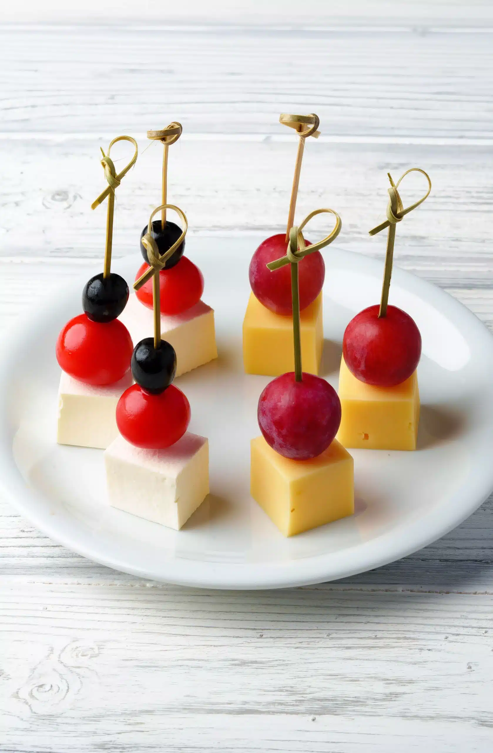 Ge paneerde en goudbruine Herve brochettes