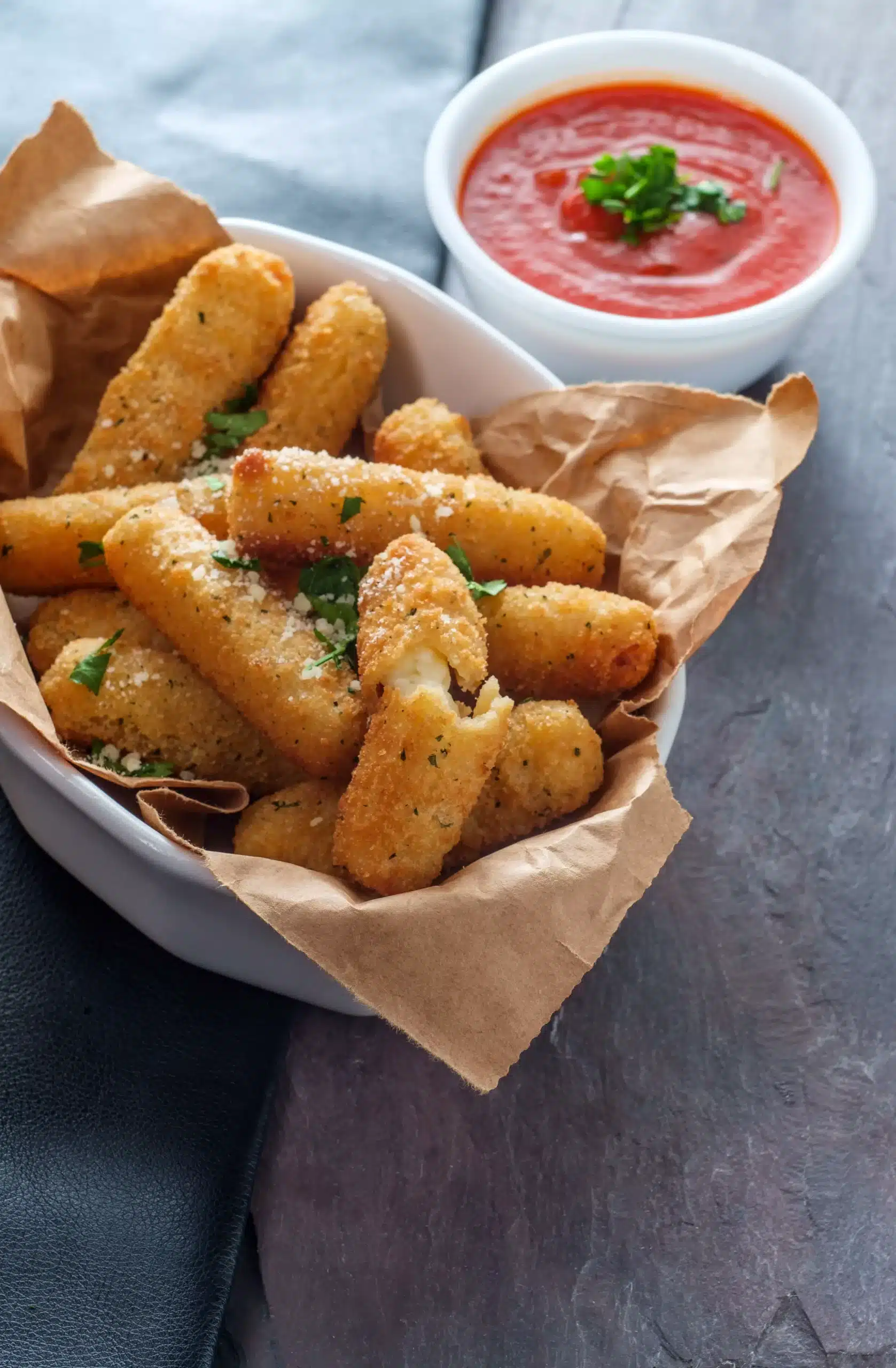 Goudbruine kroketten doormidden gesneden