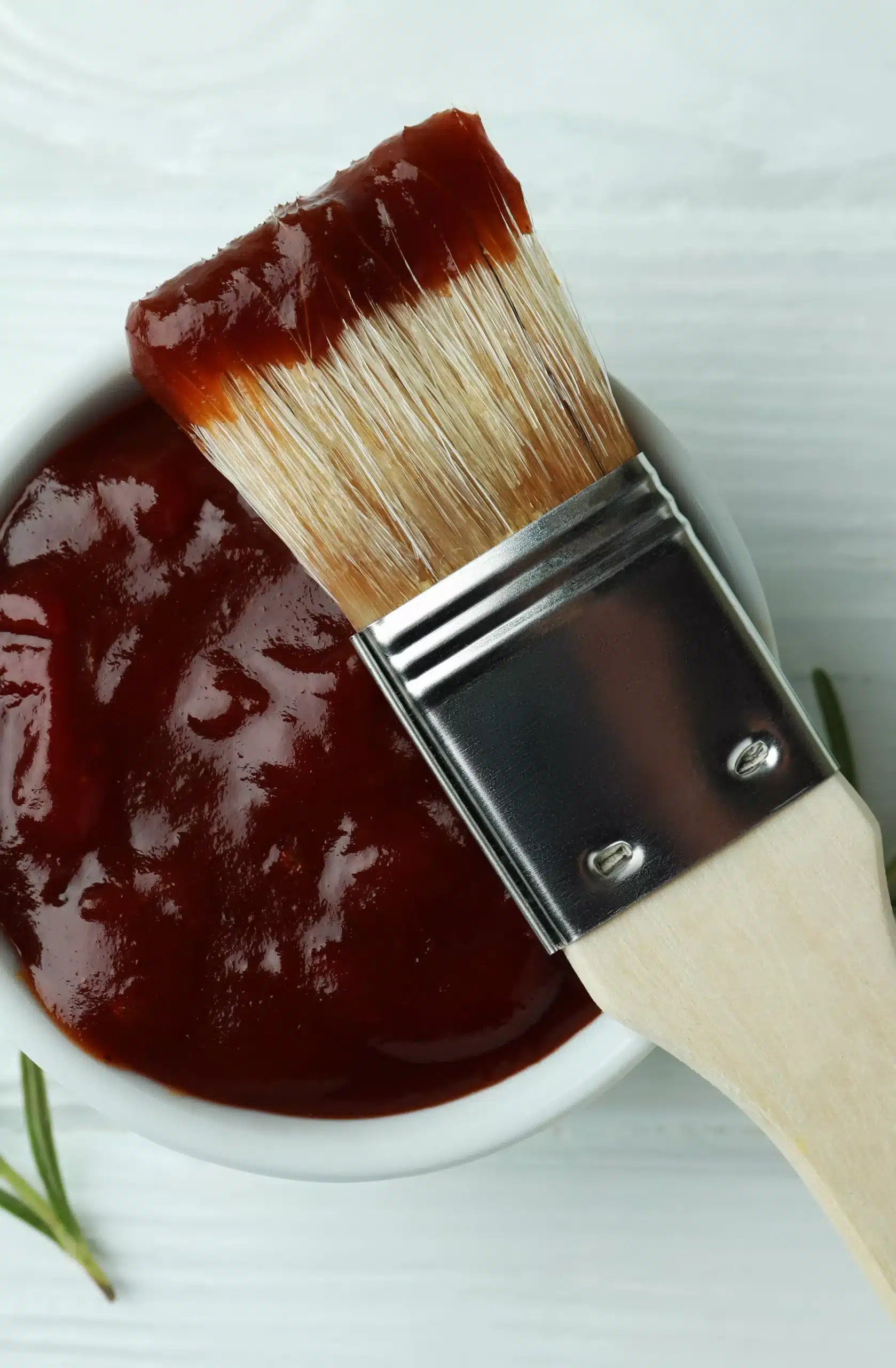 Pot met donkerbruine marinade met kwastje