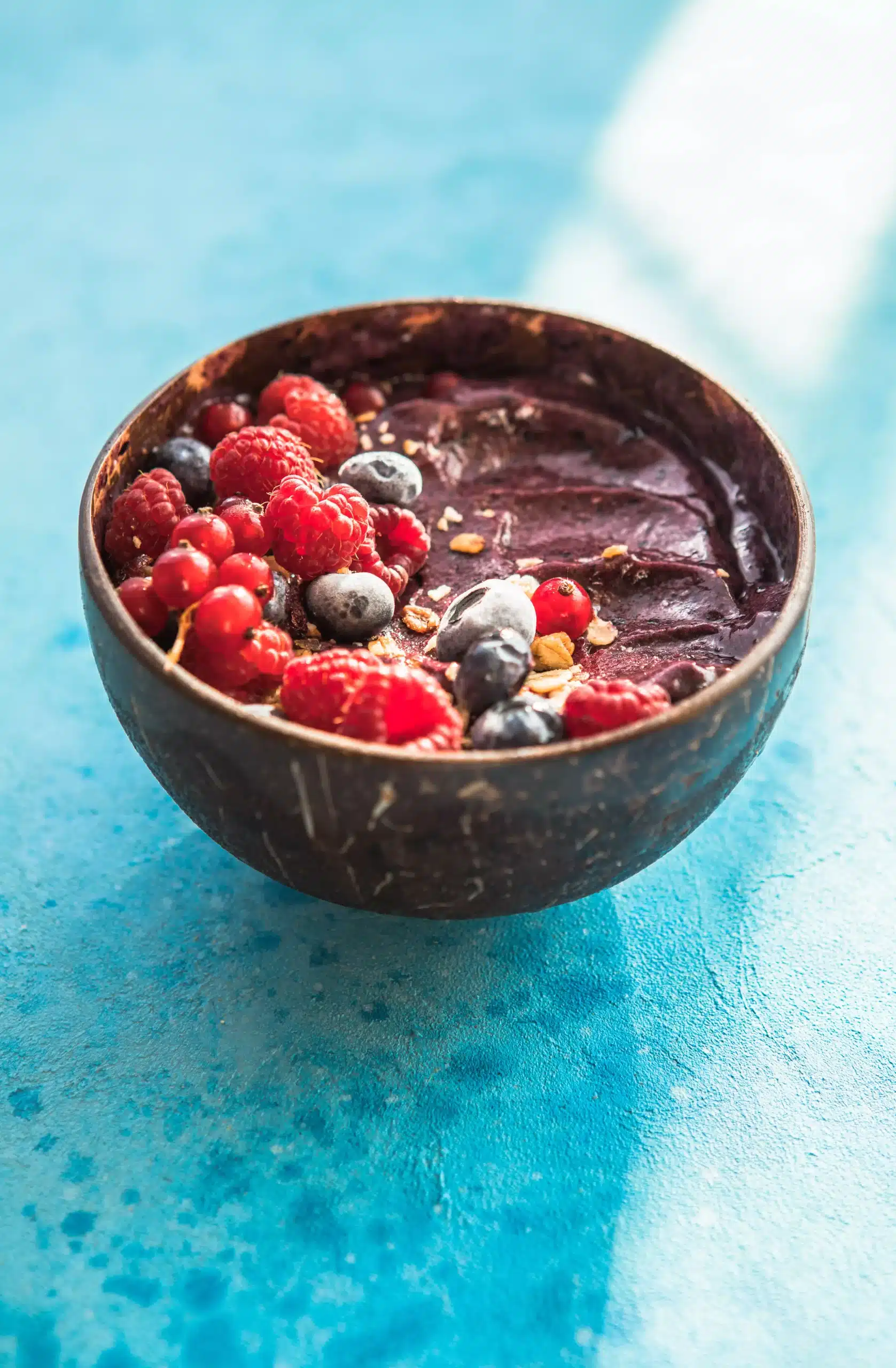 Kleurrijke smoothie bowl met fruit