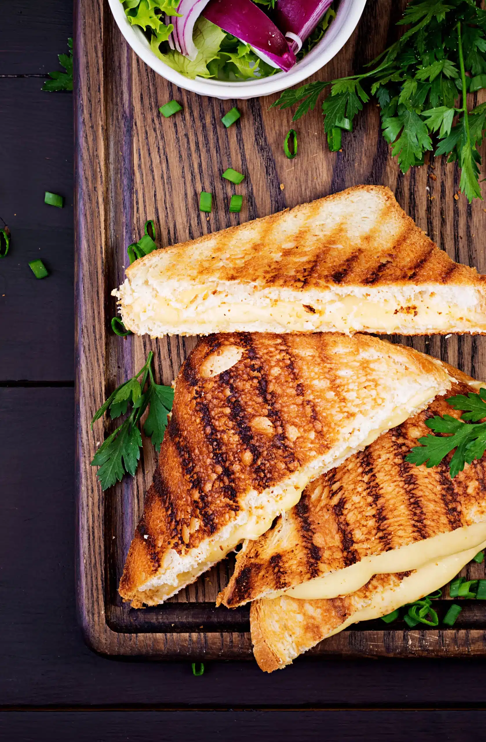 Gegratineerde toast met gesmolten Hervekaas
