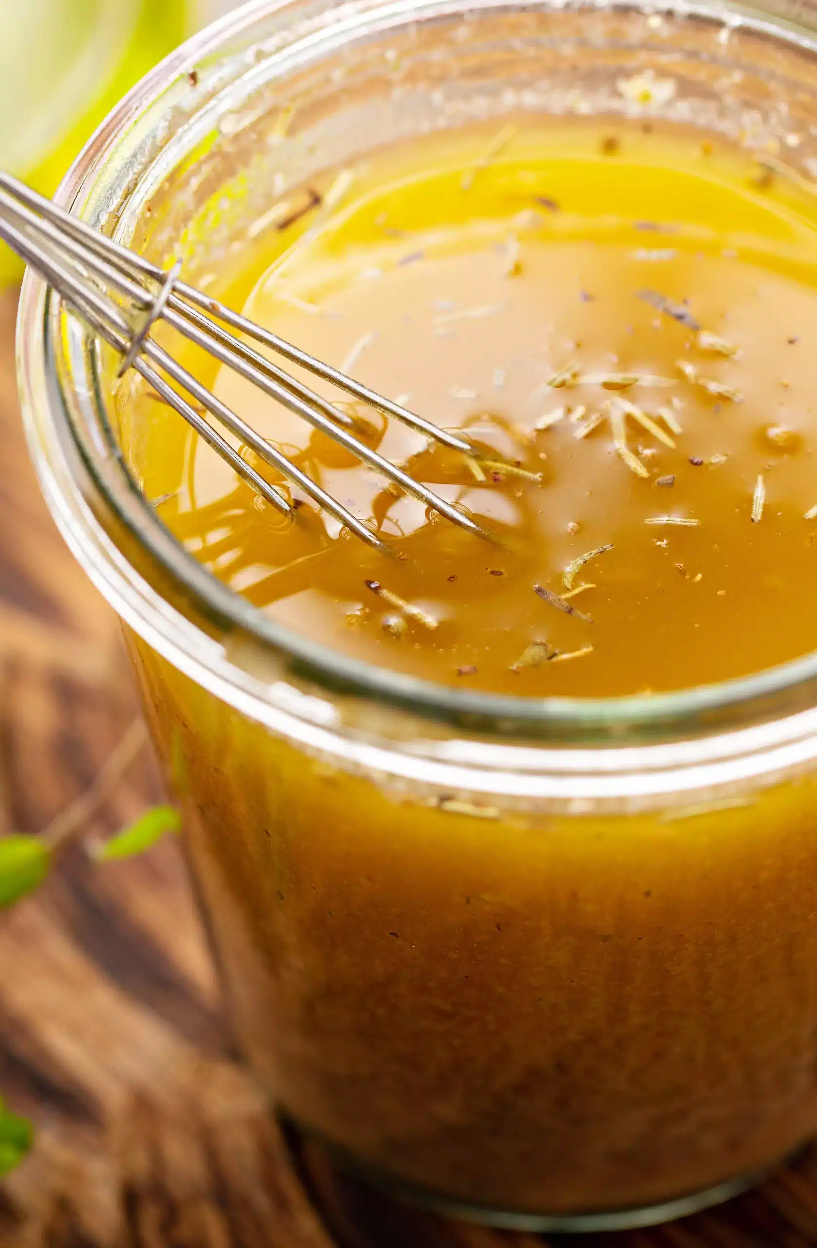 Klein potje geëmulgeerde amberkleurige vinaigrette