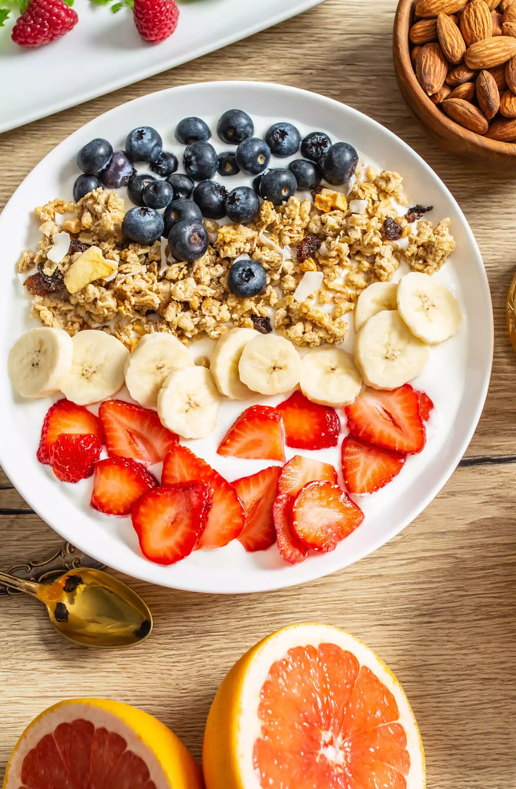 Yoghurt met siroop, granola en fruit