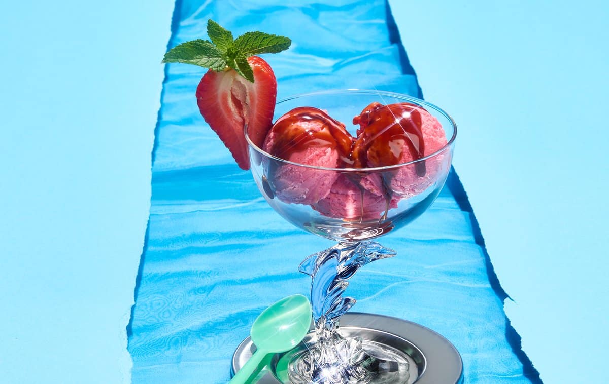 Sorbet Aardbei Daiquiri met Luikse stroop, fris dessert in een glas
