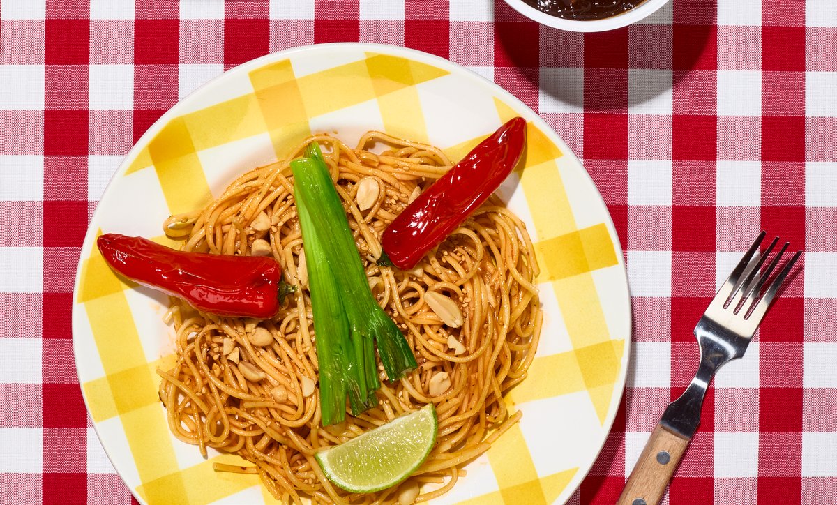 Spaghetti met sesamzaadjes en pittige saus van Liège stroop
